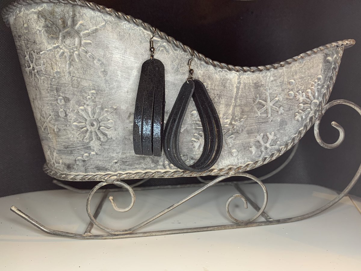 Shesjustb1's tweet photo. ***NEW STYLE***
Just $10. 

DM to purchase.
 
#leatherearrings #shoplocalAustin #handmadeearrings #smallbusiness #dowhatyoulove #handmadejewelry #handmadeleatherjewelry 
#smallamightybusiness #createyourhappy
#entrpreneursofinstagram #calledtocreate #leatherandmetaljewelry https://t.co/xzxBnQkk0P