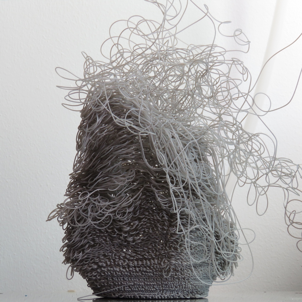 Unexpected sculpture😮
---
When you select the wrong file to print...😅
This G-code was setted with 3.5mm nozzle and 1.7mm layer height and the Lily extruder had 0.4mm nozzle actually. The high preasure in the outlet produced these curls smaller than the layer height.