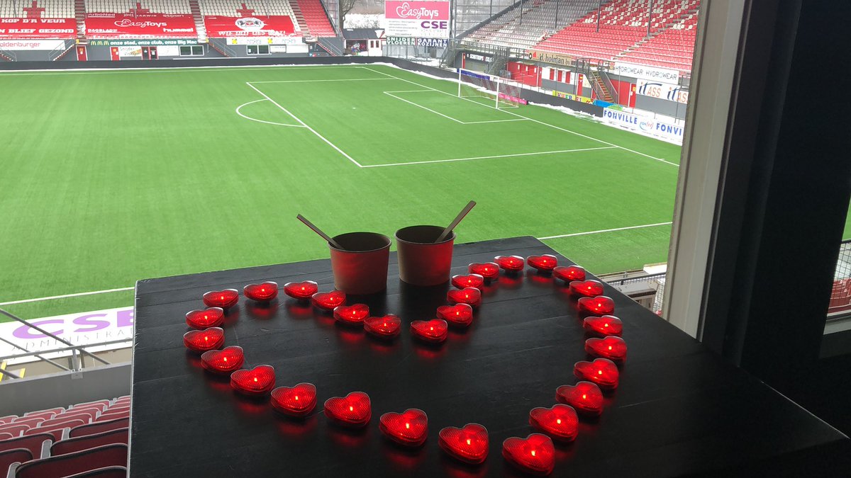 FC_Emmen's tweet photo. 𝗙𝗖 𝗘𝗺𝗺𝗲𝗻 🤝 𝗦𝗼𝗲𝗽 𝗼𝗽 𝗱𝗲 𝗦𝘁𝗼𝗲𝗽

👉 8000 eenzame mensen 💔
👉 8000 koppen soep 🥣
👉 8000 lichtjes in De Oude Meerdijk💡

#EMMpec
#HIERKOMIKWEG #SoepOpDeStoep https://t.co/sb7TdEObct