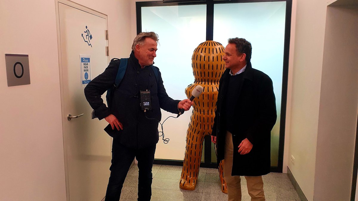 Natgeregend na onze Oog-wandeling door Brussel: vanavond in Brussels by Night met diplomaat Caspar Veldkamp die in het oog van elke Europese storm zat, van eurocrisis in Athene tot aanvaring met mensensmokkelboot en coronaslagbomen aan de Belgisch-Nederlandse grens <a href="/oogopmorgen/">Met het Oog op Morgen</a>