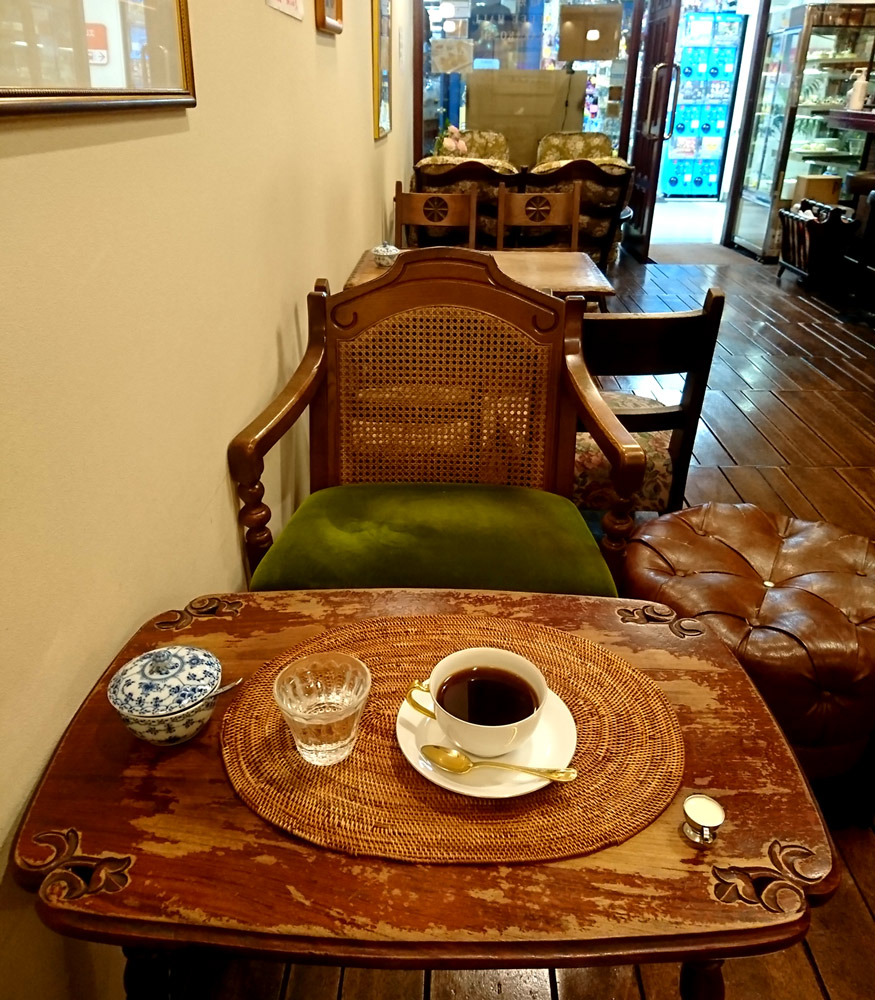 智月 喫茶店好き 喫茶店 さかこし珈琲店 東京都 中野 1971年創業 中野ブロードウェイ2階の素敵な喫茶店をはしご こちらはアンティークな洋風の椅子やテーブルが席によって違うのに全体的に統一感ある素敵なインテリア 珈琲をご馳走様です 純喫茶