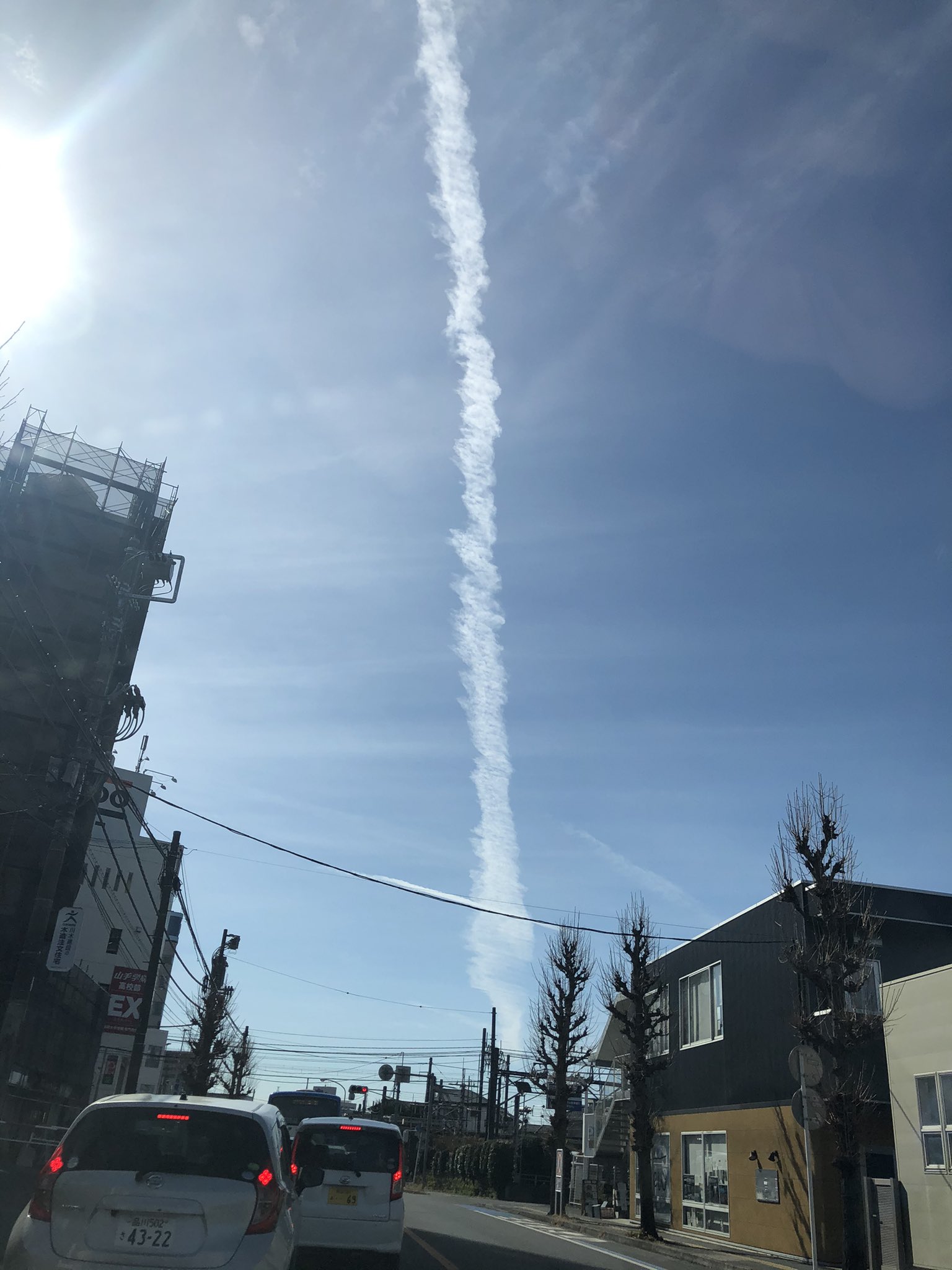 ルリリ 2月10日に川越で撮ったんだけど 地上から上に真っ直ぐ縦に伸びるような雲 煙とも思えず 飛行雲にしては縦はおかしいし 地震雲かと思ったらその三日後に地震きてるし汗 地震雲 じゃないかもだけどわからんな やっぱり 飛行機雲 T Co