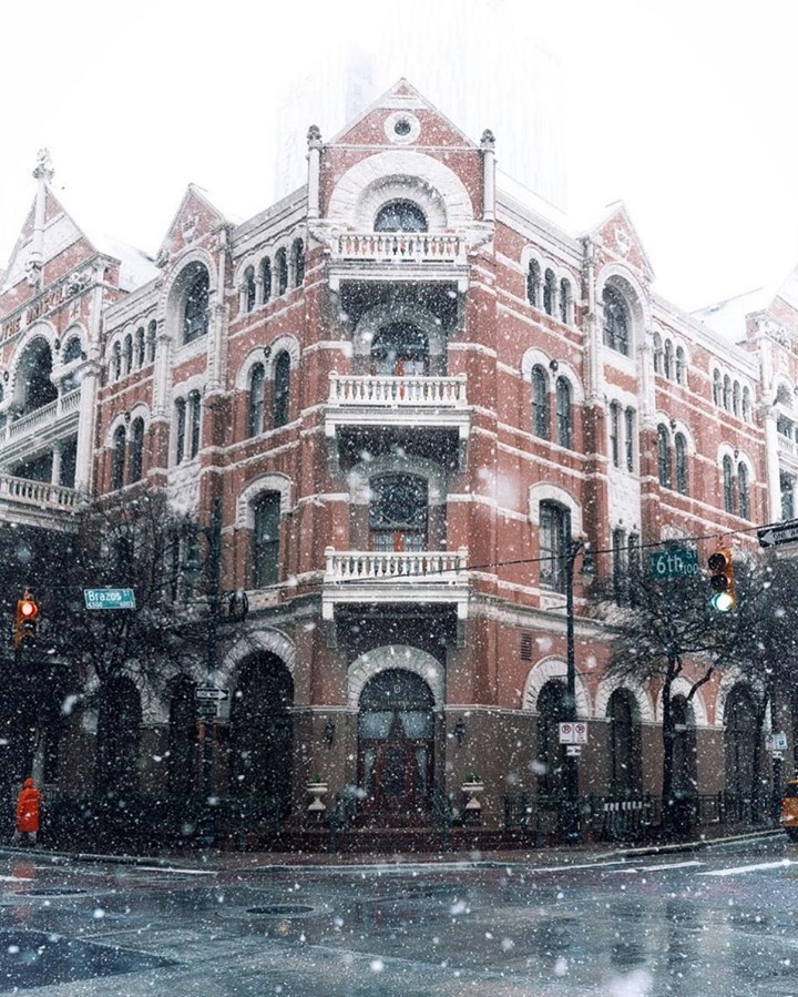austintxthings's tweet photo. Snow again in Austin! Yes, yes, yes ❄️☃️⠀
⠀
Austin is looking quite beautiful in all white.🤍 We hope you had fun in the snow and enjoyed your favorite spots turn into a winter wonderland! It's...https://t.co/scS48ym886 #austintexasthings #smartaus https://t.co/4880oLUoRx