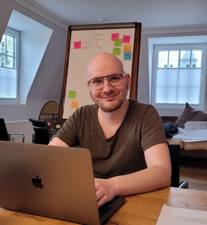 🤗🥳Die YNEO-Familie wächst: Wir heißen <a href="/antoniuskoch/">Antonius Koch</a> herzlich in unserer #Crew willkommen!

💪🏼Er wird ab heute nicht nur unseren Inhalten den nötigen Wortwitz und Humor verleihen, sondern YNEO mit Wissen, Erfahrung und Persönlichkeit weiterentwickeln.

👋🏼Sagt #Hallo zu Antonius!