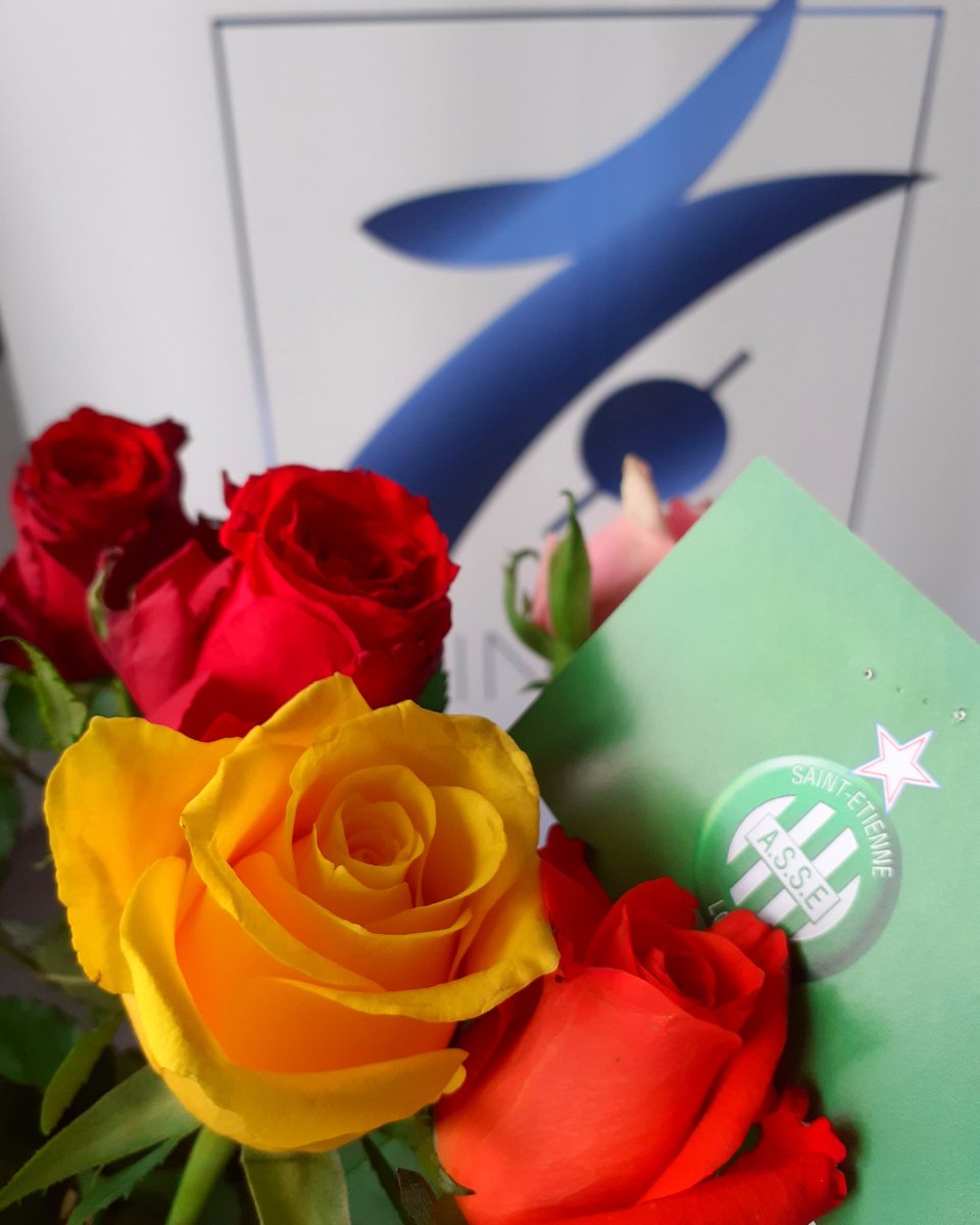 De chaleureux mercis <a href="/ASSECoeurVert/">ASSE Cœur-Vert 💚</a> pour le don de roses, effectué au personnel soignant lors de la Saint Valentin.
Cette preuve de solidarité nous touche profondément. 

#UnMotPourNosHéros  #soignants #saintvalentin #asse