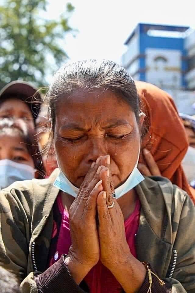 hannayuri_twt's tweet photo. Please hear our voice 😭 
Can’t even express how much our souls has been injured. My heart hurts so much !  

WE ARE NOT SAFE #Feb15Coup #WhatsHappeningInMyanmar https://t.co/nrau6ZutN5