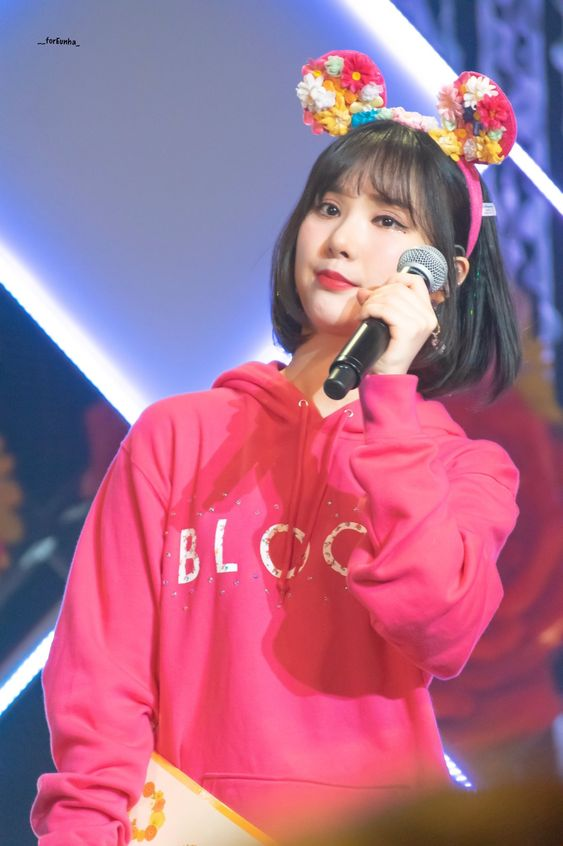 97JEUNBI's tweet photo. @skzbngchris nahhh ayang pinter !! kalau penyanyi dilarang nyanyi, terus kita ngapain coba ya yank >< https://t.co/Nk1UJDKXI0