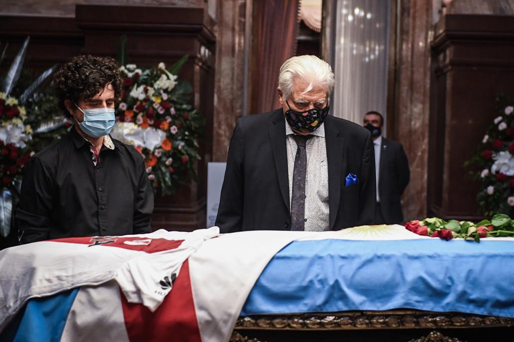 Temprano. Hoy. Adiós a mi único jefe político. Estadista superior. Último proyecto capitalista. Elevada visión estratégica. Reconciliación Nacional.
 Demasiado para la mezquindad contemporánea.
(A mi lado Carlos Nair)