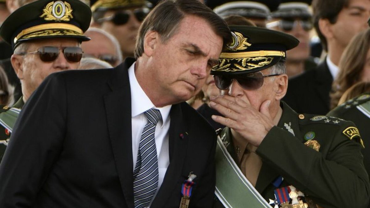 Professor  @RobsonSavio from PUC Minas, lists 10 signs that far right Brazilian President Bolsonaro is planning a coup: 1: He is encouraging citizens to arm themselves and form militias