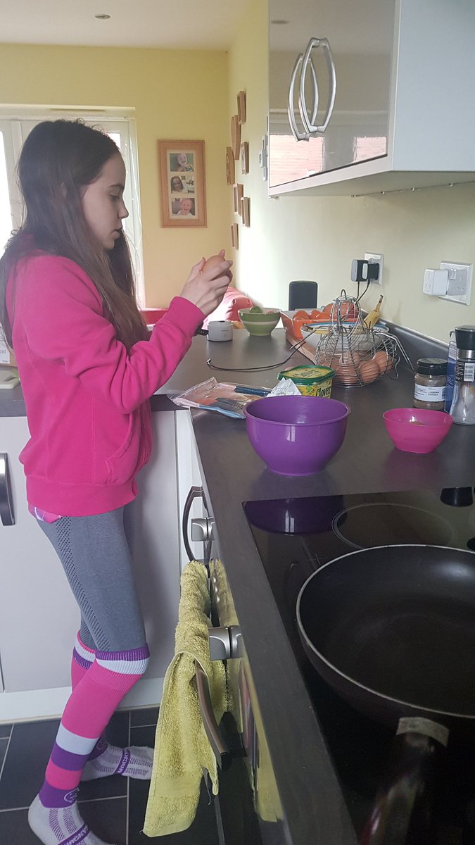 TNORTHCOTT09's tweet photo. @GirlsRugbyClub @EmilyScarratt @RachaelBurf12 followed your brunch idea and made lunch for me and my brother. Check out my @LightningRugby coloured bowls and cutlery! #lockdownsquad #halftermsquad https://t.co/Q0WHKkElCd