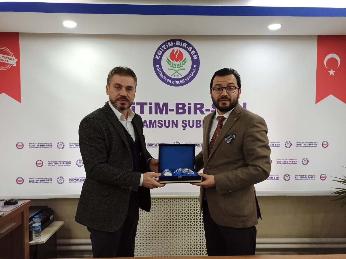 ebssamsun1's tweet photo. Ak parti İlkadım İlçe Başkanı Sn. D. Mücahit Erbin ve yönetimi şubemizi ziyaret ettiler. Ziyarette karşılıklı fikir alış verişinde bulunuldu. Ziyaretten duyulan memnuniyet ifade edilerek ziyaretin anısına kendisine hediye tablo takdim edildi. https://t.co/jcCgE7uoDy