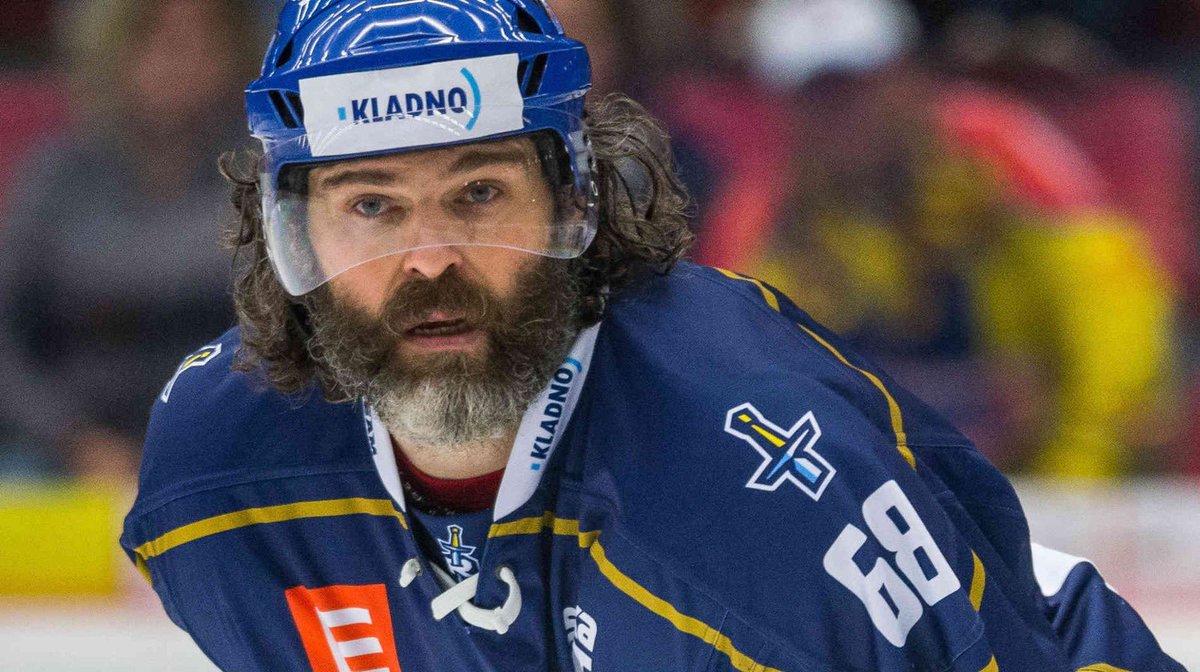 49 years old today and still playing !

Happy Birthday to Jaromir Jagr ! 