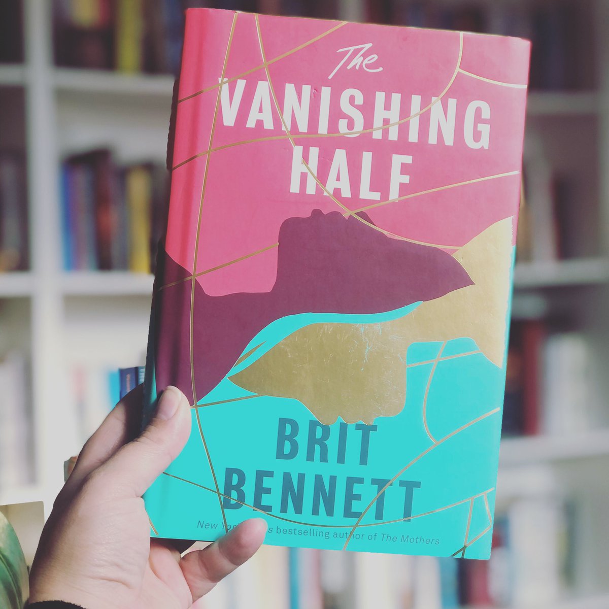 nicolajbourne's tweet photo. I loved this novel. It’s about black twin sisters, one of whom passes as white, but it’s about so much more. It’s about identity &amp; belonging &amp; race &amp; class, about the version of ourselves we show the world &amp; the parts we keep secret. It’s layered &amp; brilliant!
#thevanishinghalf https://t.co/OPSy4TEvZy