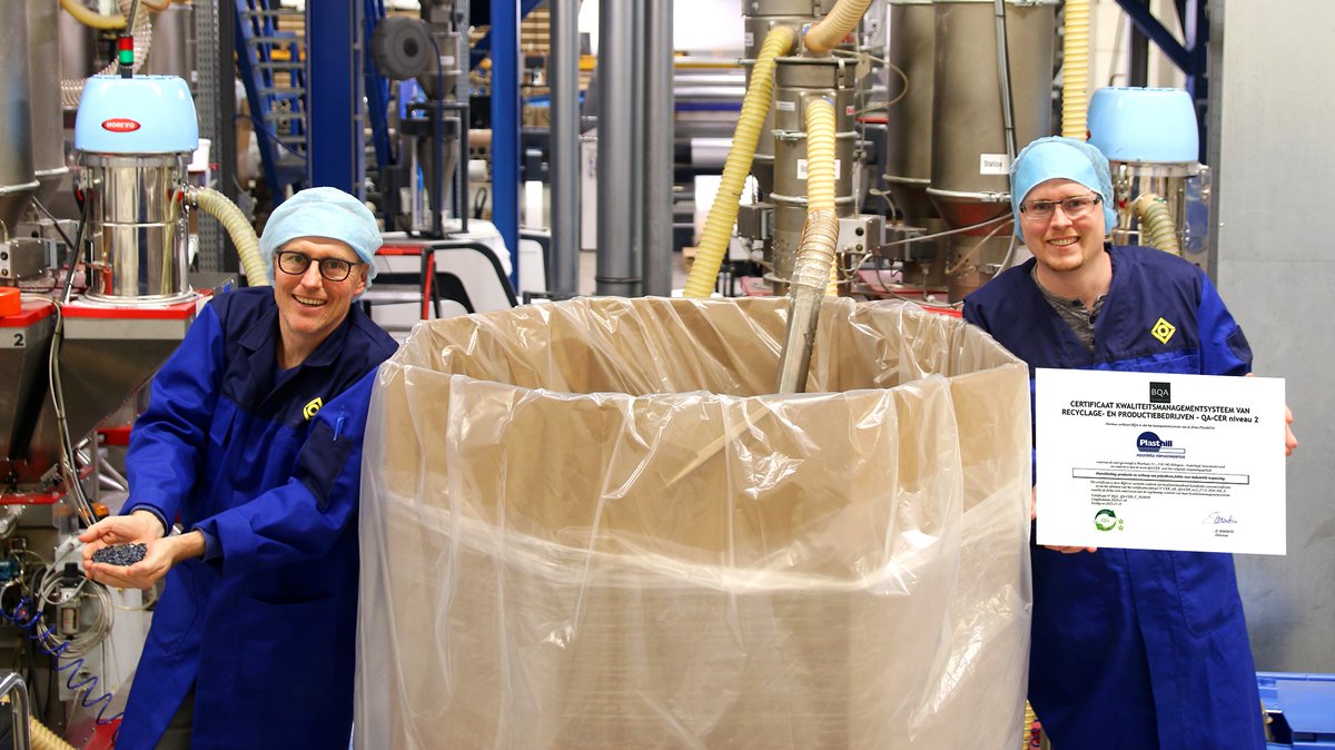 Onze partner Plasthill BV is de eerste folieproducent die de QA-CER niveau 2 norm heeft gehaald. Hiermee wordt geborgd dat de hoeveelheid én het soort recyclaat daadwerkelijk in de afgesproken hoeveelheid is toegevoegd. #recycledcontent, #certification #circulareconomy
