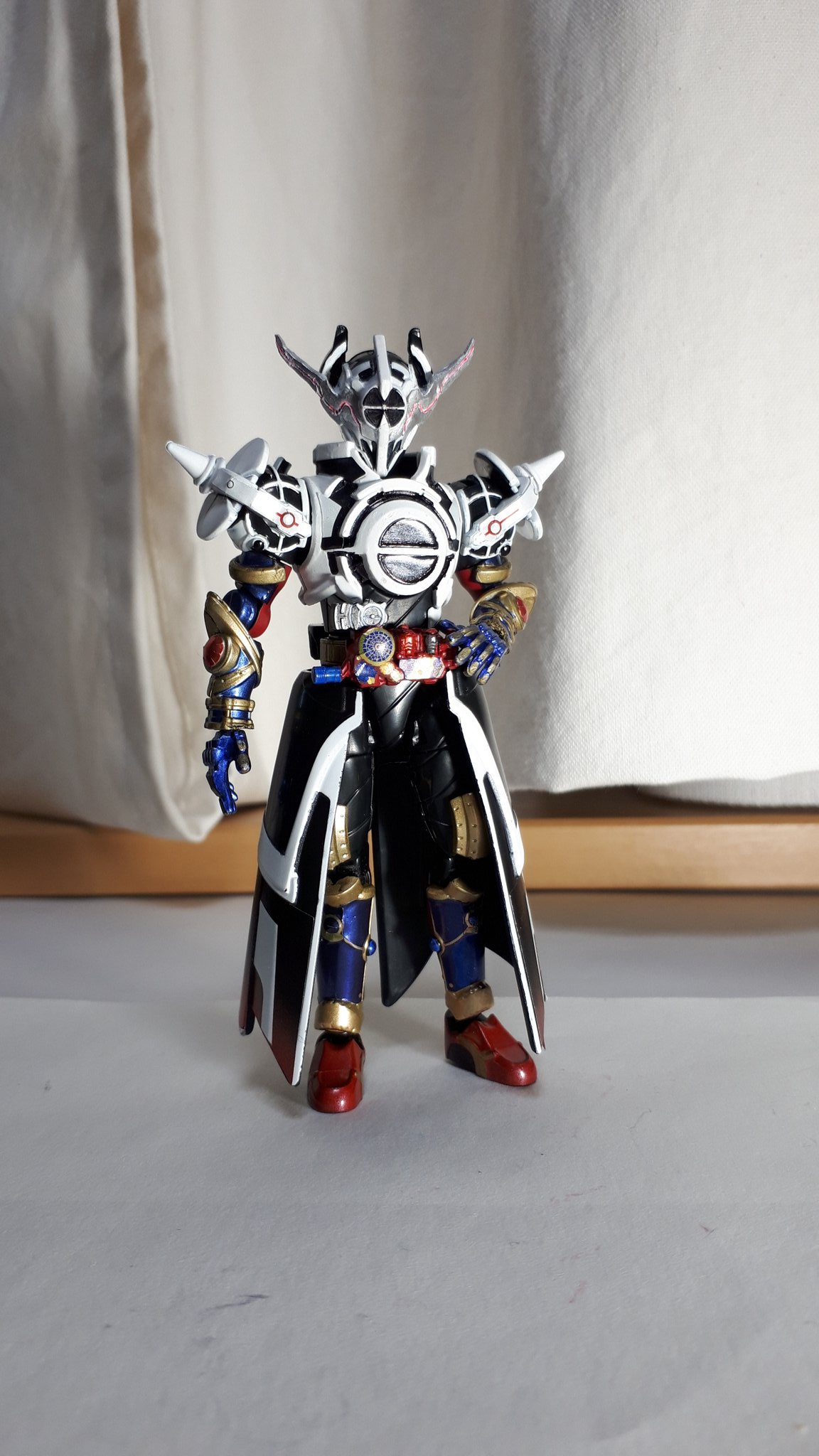 メタリナス A Twitteren 創動の仮面ライダーエボルブラックホールフォームです 足りない所の塗装 頭部の大幅改修 手首を平手にして 膝アーマーを大腿部に接着しました 頭部を改修したことでかなり劇中に近いものになったと思います 再掲です 創動 装動