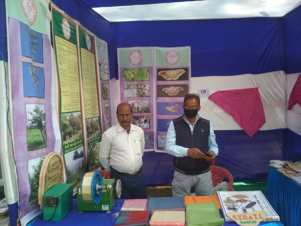 DCtrti's tweet photo. @csbmot
@rajit
@Cmb01320208
11 व 12 फरवरी 2021 को केंद्रीय प्राकृतिक राल एवं गोद संस्थान संस्थान रांची में आयोजित कृषि मेला में केंद्रीय तसर अनुसंधान एवं प्रशिक्षण संस्थान रांची द्वारा लगाई गई प्रदर्शनी का अवलोकन व प्रसंशा झारखंड के मुख्यमंत्री माननीय श्री हेमंत सोरेन ने किया। https://t.co/RJwcvwiTE2