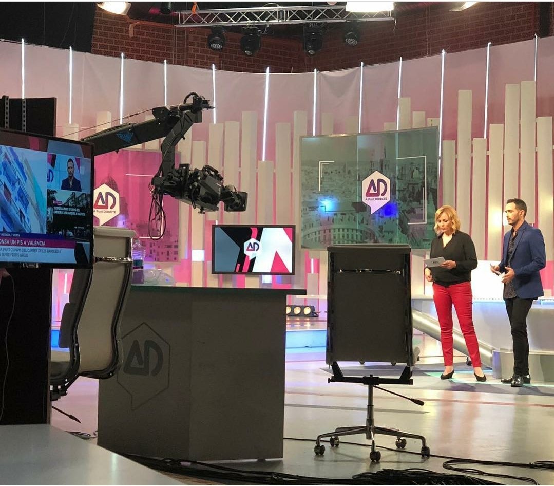 carolinaferre2's tweet photo. @JuanNietoIvars em diu instagram què fa 2 anys d esta foto. Vull plorar fort!! Sembla què han passat anys, molts anys i massa coses...MissU #TV #àpunt #friends #exwork https://t.co/SiRitF3rWb