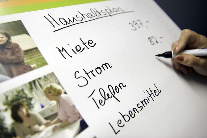 epdsozial's tweet photo. Der wirtschaftliche Einbruch durch die #Corona -Krise stürzt viele Menschen in Geldnot. Die Schuldnerberatungen erleben in der Folge einen erhöhten Andrang. Und es kommen Menschen aus sozialen Schichten, die bisher nie Hilfe brauchten via https://t.co/F5gtNJ1eWv @diakonie https://t.co/OvUQO7m91c