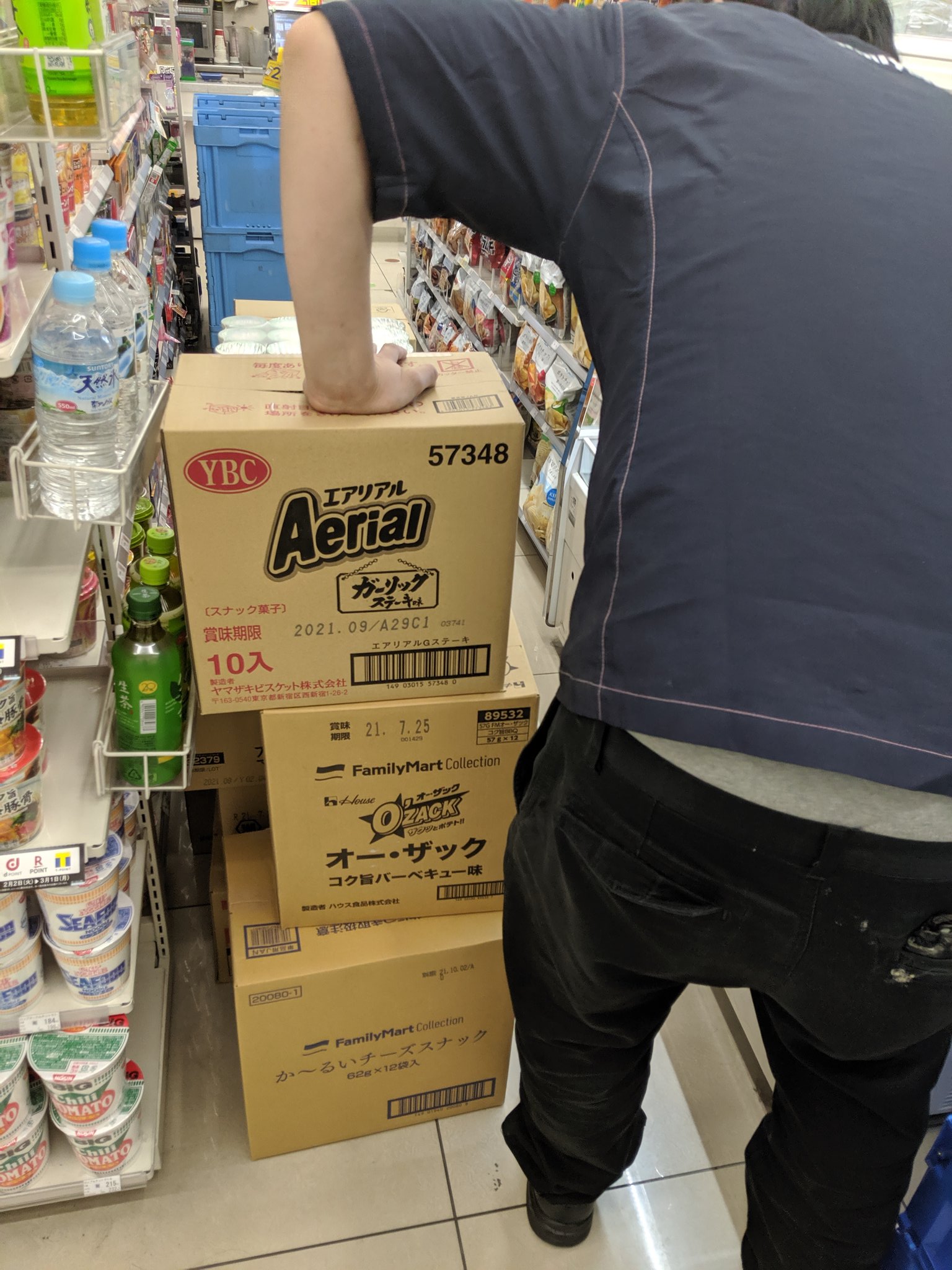 ট ইট র 柿内芳文 編集者 夜中の入荷トラック時間に近所のコンビニを徘徊中 だが ローソン にも ファミマにも ファミマにも セブンにも そしてローソンにも 入荷してない 店員さんも気になってるみたいだが ダンボールを探してもない 一蘭 どこ