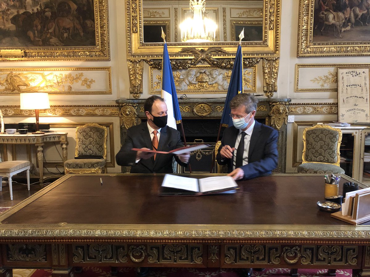 Très heureux de signer aujourd’hui à #Paris avec le Général #Patrick_Destremau la convention qui lie le ministère de l’Europe et des affaires étrangères (#MEAE) à l’institut des hautes études de défense nationale, en matière de formation (<a href="/IHEDN/">IHEDN</a>). <a href="/francediplo/">France Diplomatie 🇫🇷🇪🇺</a>