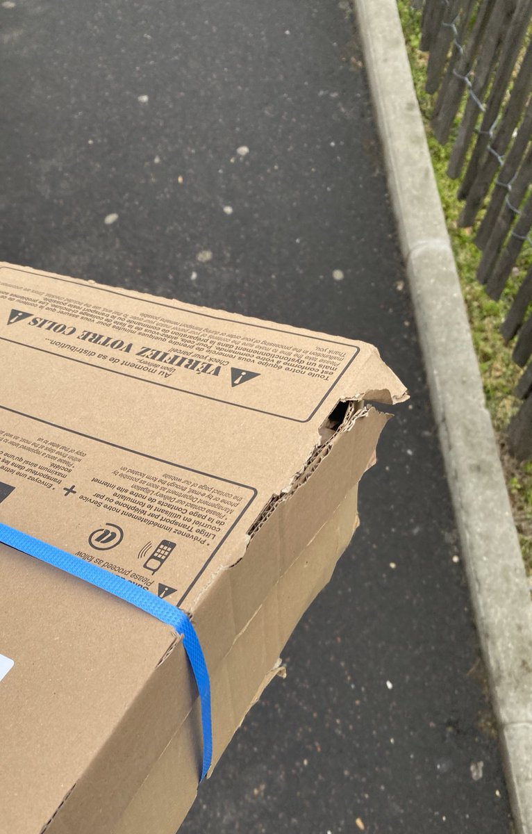 M0moJunior's tweet photo. Super @Chronopost et les cartons à moitié ouvert 
Cc «@LDLC https://t.co/PerMNkht7Y