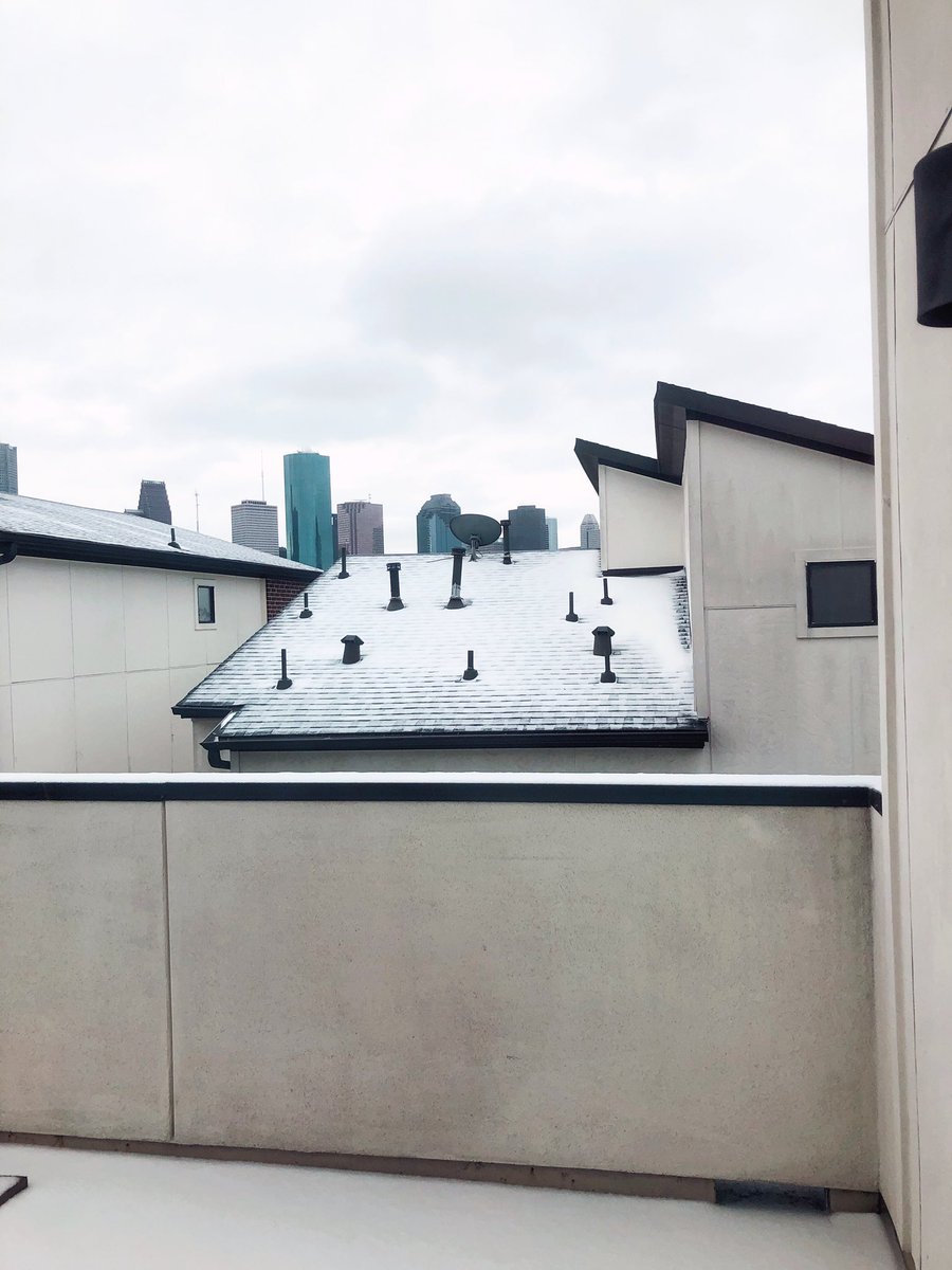 Not your usual downtown view ❄️ #houwx <a href="/JeffLindner1/">Jeff Lindner</a> <a href="/mattlanza/">Matt Lanza</a>