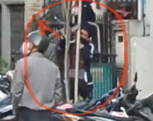 BG_ICEICE's tweet photo. Not so clear is it soldier or civilian, not wearing uniform but holding air gun and disperse the protestors in Mandalay , it is violation of human rights and abuse over force.
WE ARE NOT SAFE 
#Feb15Coup 
#WhatsHappeningInMyanmar https://t.co/WJ09PkWai2