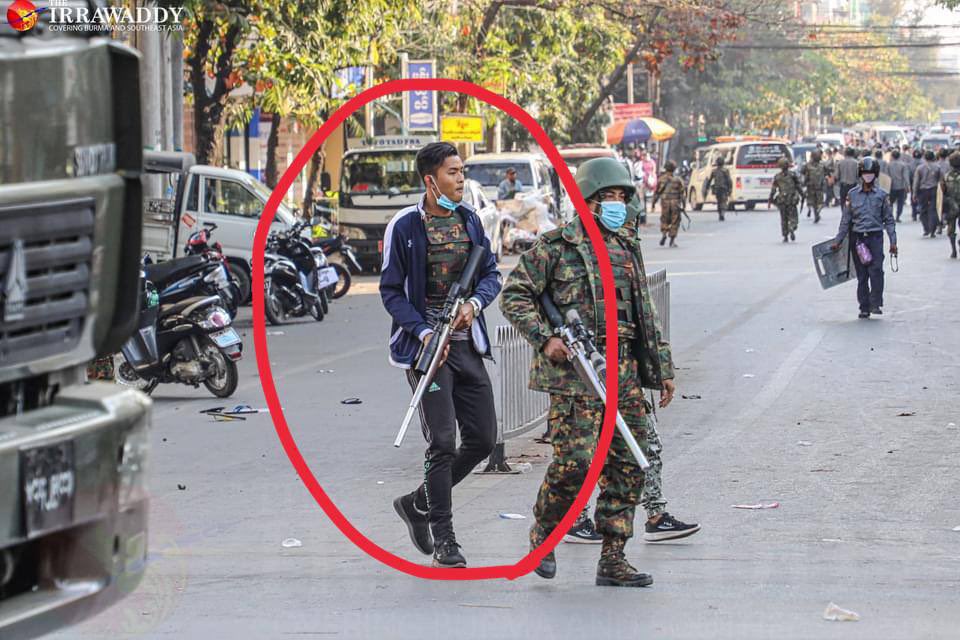 BG_ICEICE's tweet photo. Not so clear is it soldier or civilian, not wearing uniform but holding air gun and disperse the protestors in Mandalay , it is violation of human rights and abuse over force.
WE ARE NOT SAFE 
#Feb15Coup 
#WhatsHappeningInMyanmar https://t.co/WJ09PkWai2