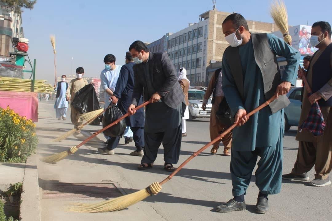 qadir_sediqi's tweet photo. #AFG. Dozens of government employees participated in a traditional campaign called hasher, a voluntary campaign to clean streets and parks in #Kandahar province, on Sunday.
Pix: #KMIC https://t.co/AwnFHqfR17