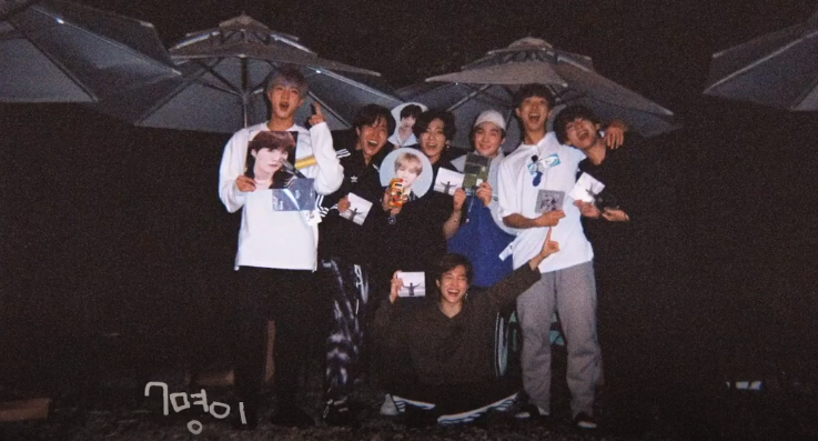 Lee32K_Lady's tweet photo. ปิดจบตอนที่ทุกคนถ่ายรูปด้วยกล้องที่น้องกุกซื้อให้พิโฮป กับเสียงทุกคนขอบคุณกัน

/น่ารักกก
#RunBTSep85 https://t.co/xmUeSgTNDS
