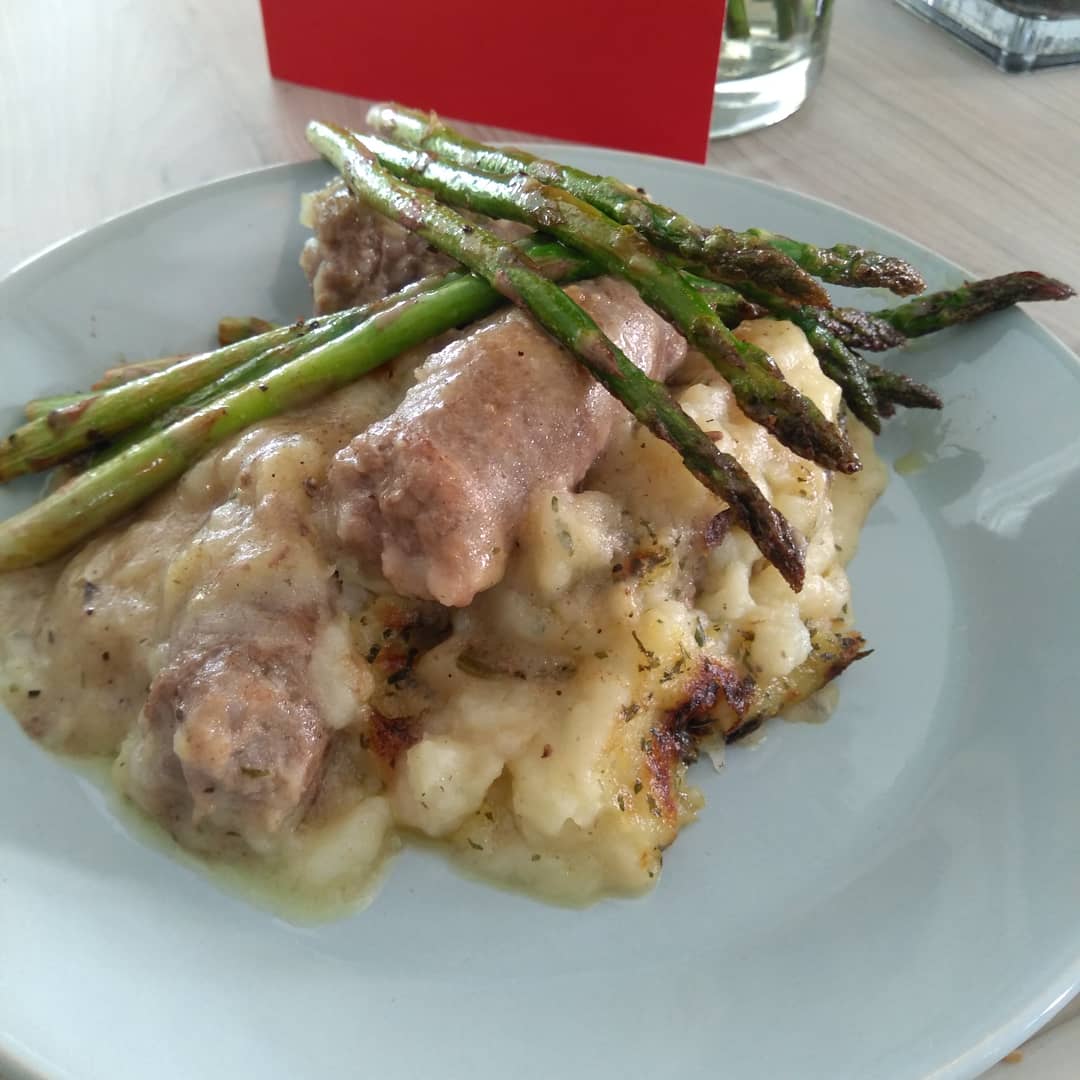 chefdeekay's tweet photo. Nothing is more pleasurable than being able to create such a comforting and gnarly dish out of nothing...you should give it a try Sausage, apple and mash pie😋😋😋

#simplyrustic #foodphotography #foodporn #foodie #mash #pie #sausage #dish  #deekaytherusticchef #comfortfood https://t.co/Gvgguo8diZ