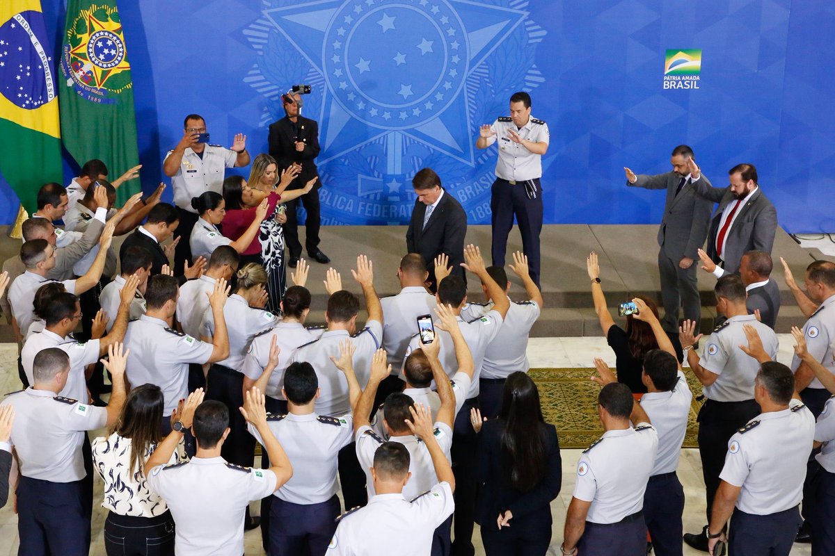 sobotelha's tweet photo. Essa imagem mostra bem o buraco que estamos. Difícil sair dele ileso. https://t.co/TtF45VogGR