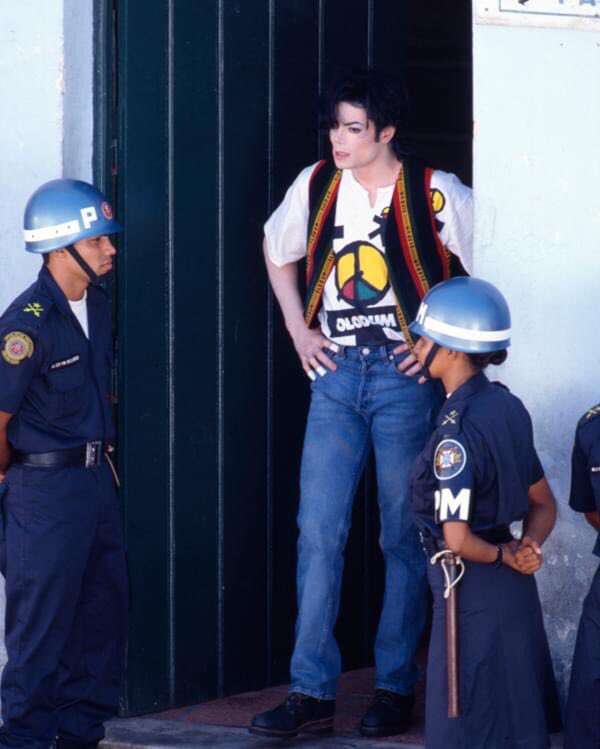 historypoptour's tweet photo. Las estrellas como Michael Jackson nunca dejarán de brillar!👑⭐
#michaeljackson #MJInnocent #moonwalker #Moonwalkers #michaeljacksonfan #photooftheday #MJFam #KingOfPop #mjjforever #mjfans #MoonwalkerTV https://t.co/kDAD3g2imC