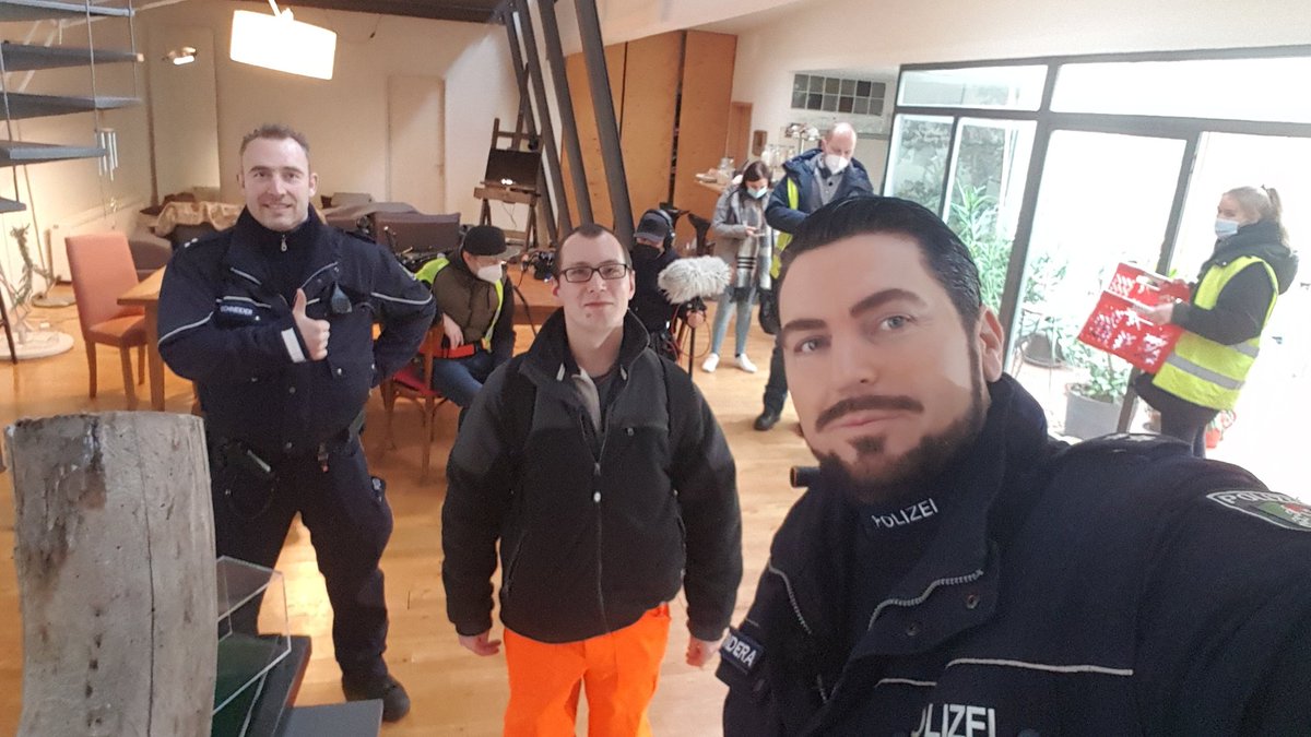 DennisSunshine_'s tweet photo. Heute mit Polizist "Herrn Sindera" gedreht 🙂
#dennissunshinetv #dstv #sindera #reality #sat1 #film #filmpool #hürth #kalscheuren #köln #cologne #tv #rosenmontag #karneval #fasching
#tvsendung #fernsehsendung #aufstreife #streife #köln #polizei #police #youtube #twitter https://t.co/y7xOThKay4