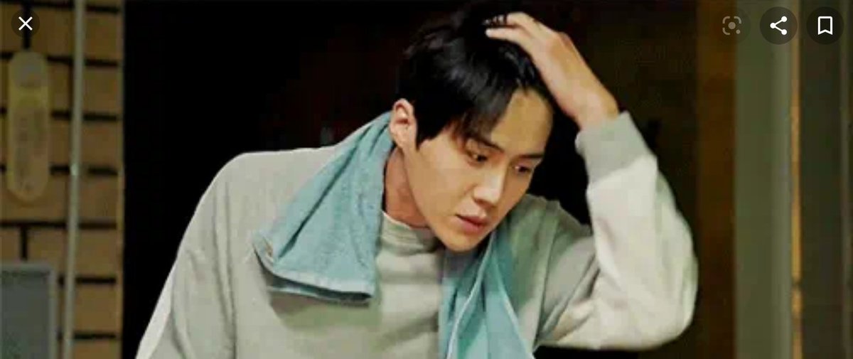 I watched Catch the Ghost first, so I noticed a lot of thing when I watched Startup. It seems that PD Oh like to incorporated many Go Jiseok scenes into Han Jipyeong, if possible.1st one I noticed:Kim Seonho's hair should be wet with towel in his neck 