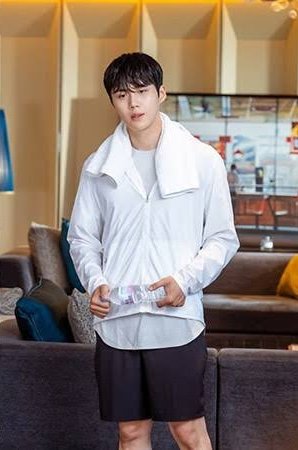 I watched Catch the Ghost first, so I noticed a lot of thing when I watched Startup. It seems that PD Oh like to incorporated many Go Jiseok scenes into Han Jipyeong, if possible.1st one I noticed:Kim Seonho's hair should be wet with towel in his neck 