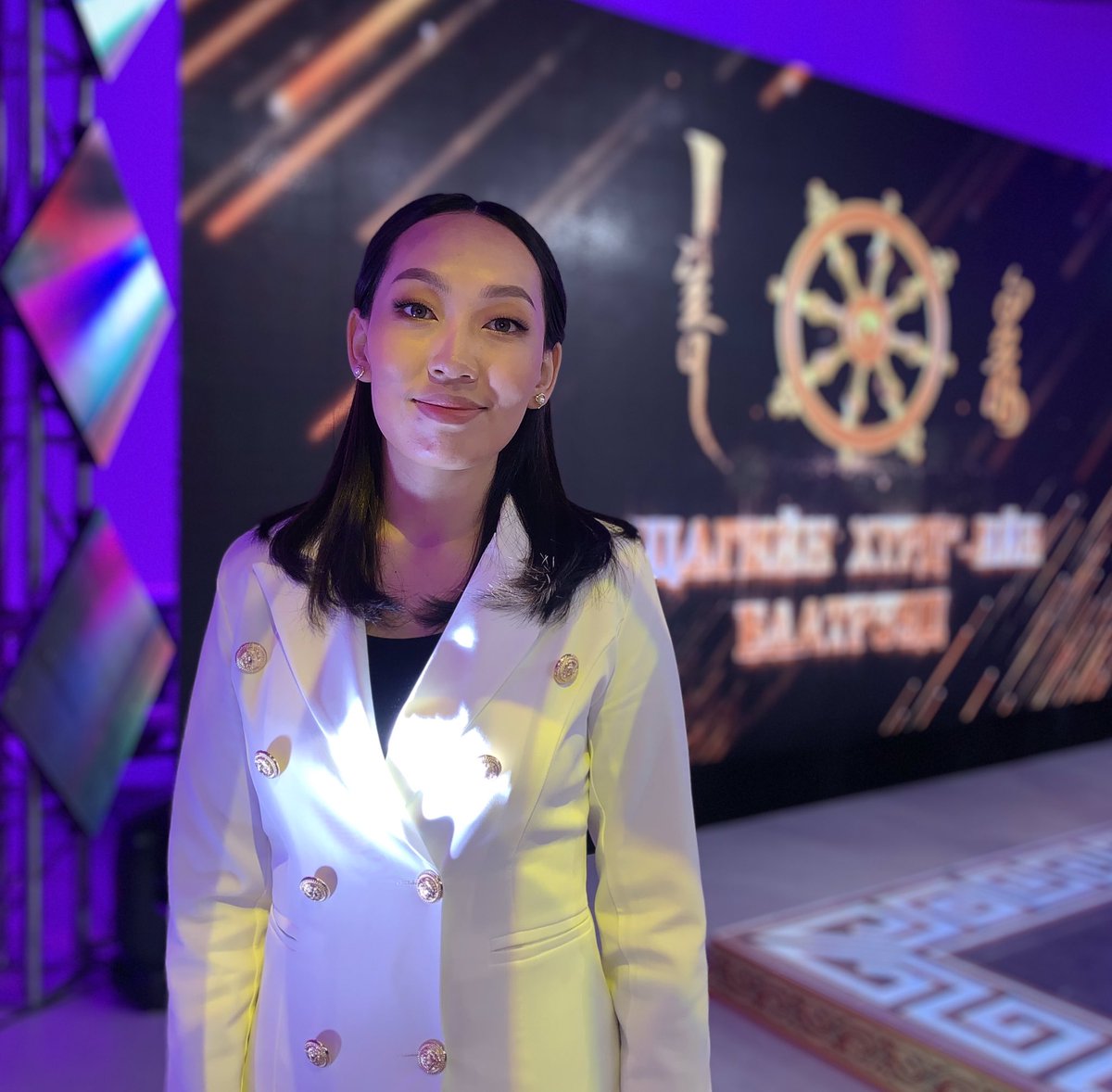 Би зүгээр л жиргээ уншигч байгаа юм аа 😁😁
Сайн суралцаад жиргэдэг цаг ирнэ байх аа 🤪