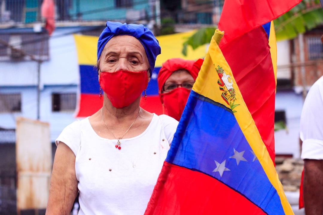 NicolasMaduro's tweet photo. Es extraordinaria la belleza y la alegría expresada por los niños, niñas, jóvenes, abuelos y todo nuestro pueblo en estos Carnavales Seguros 2021. Lucen con orgullo, hermosos trajes que representan la fuerza histórica del Bicentenario de la Batalla de Carabobo. ¡Felicitaciones! https://t.co/RKmRakm3xd