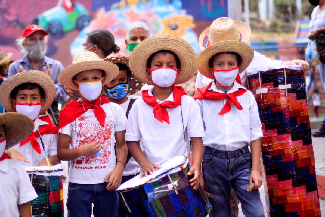 NicolasMaduro's tweet photo. Es extraordinaria la belleza y la alegría expresada por los niños, niñas, jóvenes, abuelos y todo nuestro pueblo en estos Carnavales Seguros 2021. Lucen con orgullo, hermosos trajes que representan la fuerza histórica del Bicentenario de la Batalla de Carabobo. ¡Felicitaciones! https://t.co/RKmRakm3xd
