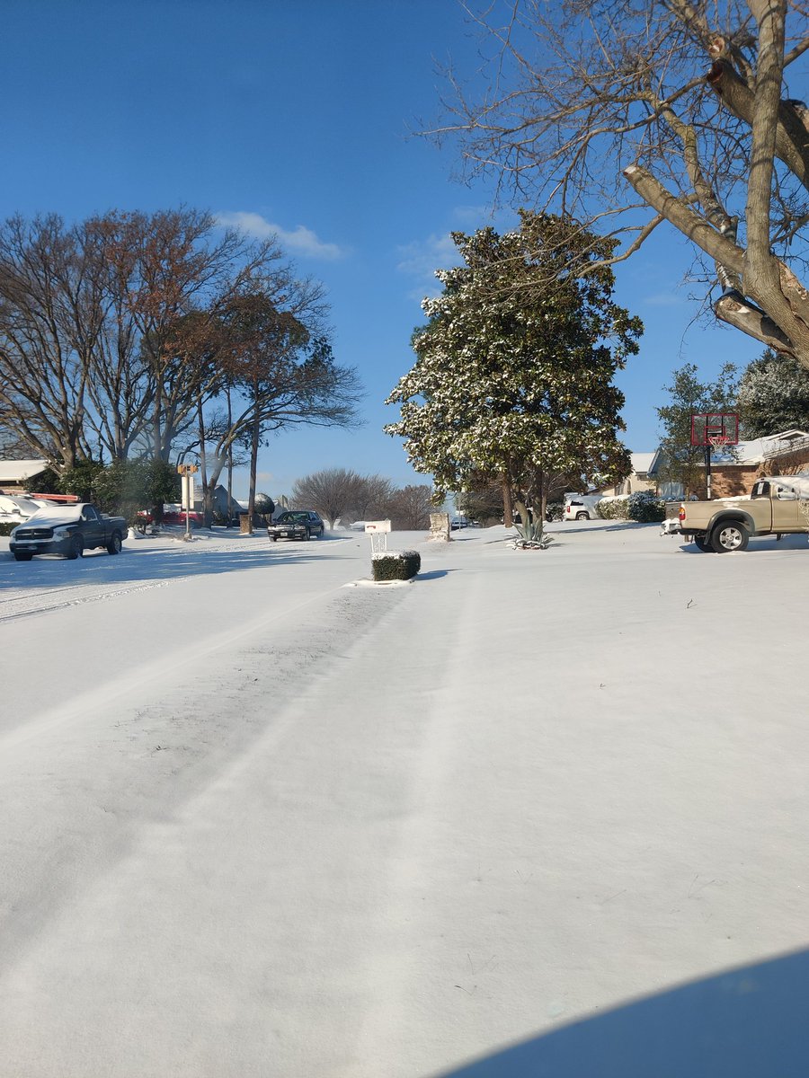 florescentape's tweet photo. Welp this is a first for me hahaha. We are actually snowed in. When texans see snow we stay indoors after playing outside side for a bit! Yes I got to be a kid hehehe https://t.co/FqkiDHfl3B