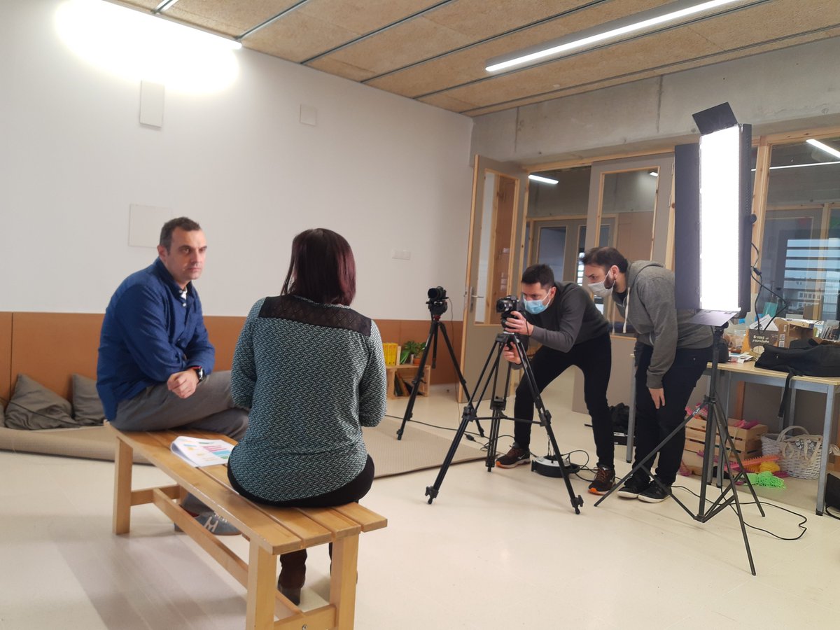 🔘📽️ Aprofitem el dia festiu als centres educatius per gravar el vídeo que donarà suport a les famílies amb fills i filles que el curs 2021-22 comencen P3 o 1r d'ESO.

👉 El nostre propòsit: resoldre tots els seus dubtes sobre el procés de #preinscripció. 

 #leducaciómainosatura