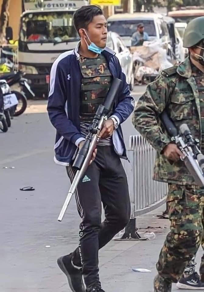 Zonmoeoo2's tweet photo. During an Anti-military coup protests in Mandalay, the policemen and soldiers attack the protesters!

#WhatsHappeningInMyanmar 
#Feb15Coup 

More are on comment box. https://t.co/T6wEQDf8VK