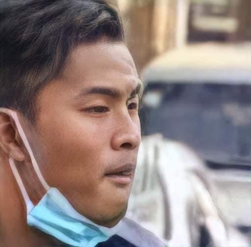 Zonmoeoo2's tweet photo. During an Anti-military coup protests in Mandalay, the policemen and soldiers attack the protesters!

#WhatsHappeningInMyanmar 
#Feb15Coup 

More are on comment box. https://t.co/T6wEQDf8VK
