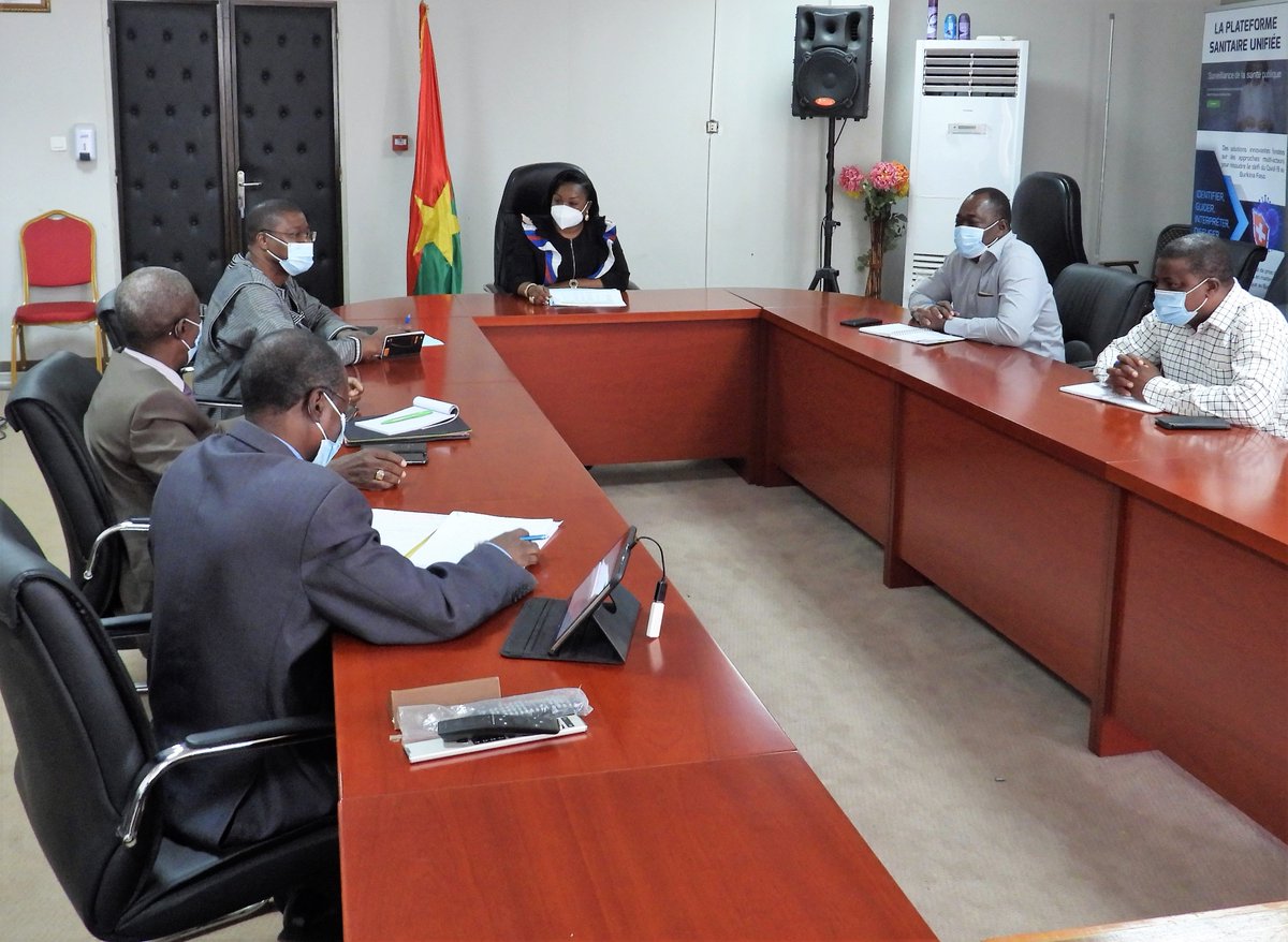 Séance de travail entre Madame Hadja OUATTARA/SANON, Ministre en charge des Postes et le cabinet COGENT ICG de Monsieur Justin Damo BARO pour faire le point du processus de constitution du dossier de demande d'agrément et d’opérationnalisation de la banque postale au Burkina Faso