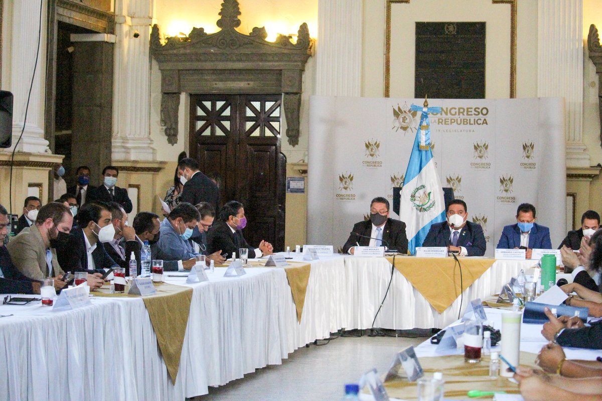 Presente en la Instancia de Jefes de Bloque para aprobar la agenda a discutirse esta semana. #TrabajoLegislativo