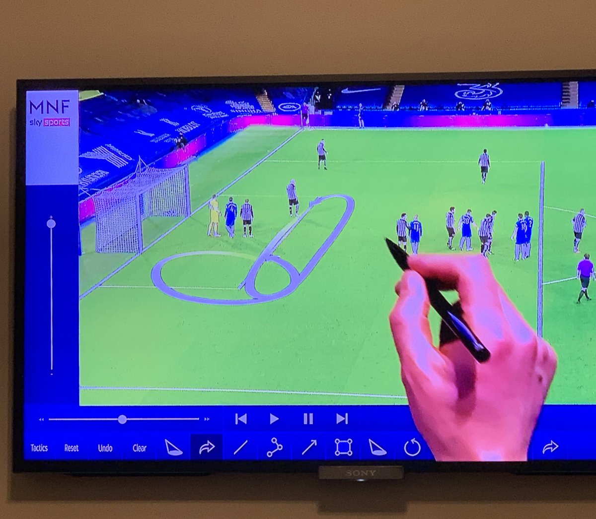 mowingmeadows's tweet photo. What’s @GNev2 drawing here? https://t.co/kMGdQg812e