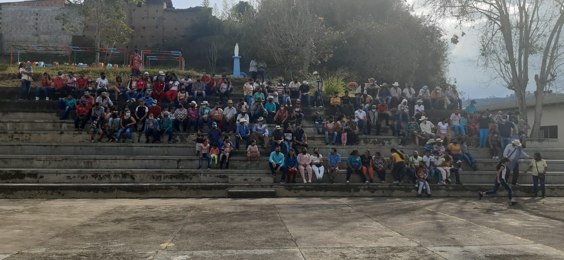 Omar_Comunes's tweet image. #ATENCIÓN #URGENTE Siguen llegando cientos de familias desplazadas al colegio Antonio Jota de Ituango y aún se esperan más, que se encuentran confinadas pues no hay transporte desde las veredas. Hasta ahora no hay una ruta clara por parte de la institucionalidad. #SOSItuango