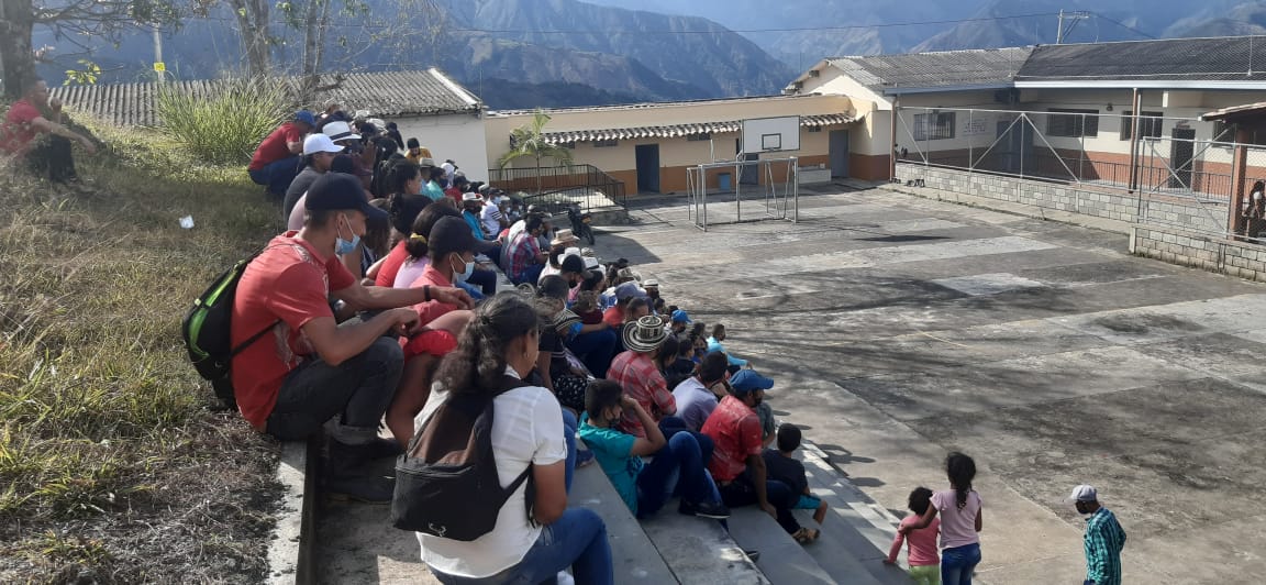 Omar_Comunes's tweet image. #ATENCIÓN #URGENTE Siguen llegando cientos de familias desplazadas al colegio Antonio Jota de Ituango y aún se esperan más, que se encuentran confinadas pues no hay transporte desde las veredas. Hasta ahora no hay una ruta clara por parte de la institucionalidad. #SOSItuango