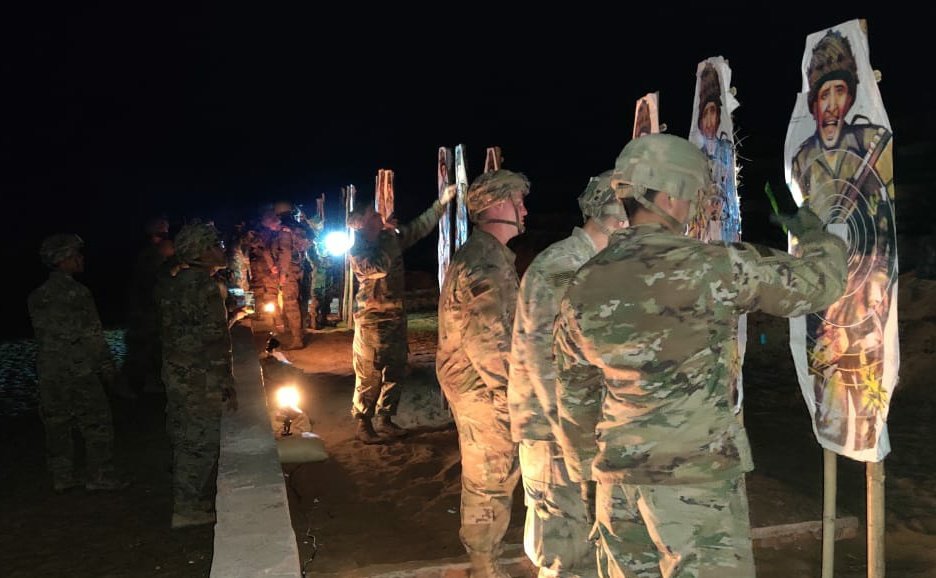 SWComd_IA's tweet photo. Ex #YudhAbhyas 
Sharing experiences &amp; best practices; #IndianArmy &amp; @USArmy achieving optimum synergy.
#MVCP #NightFiring
#Interoperability
#CounterTerrorism
@adgpi @USAndIndia @1SBCT_Ghost @INDOPACOM @7thID https://t.co/5nHejGxW4r