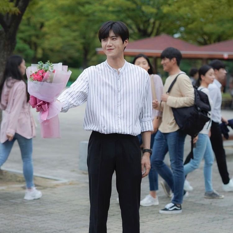 Go Jiseok practiced confession was funny. We should make Han Jipyeong do it too, just change flower bouquet with jewelry  P.s: even though he's 2nd male lead.